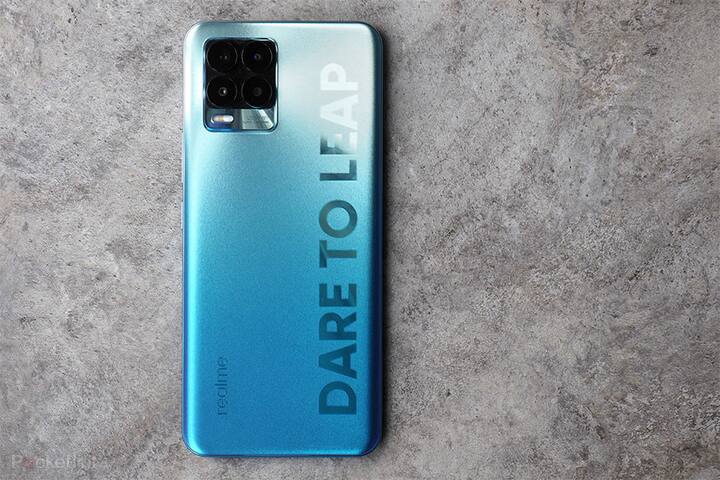 Realme 8 Pro या स्मार्टफोनमध्ये क्वॉड रियर कॅमेरा सेटअप आहे. या स्मार्टफोनची मेन लेन्स 108MP आहे. यात 8MP सह दोन 2MP सेन्सर आहेत. फोनच्या समोरच्या बाजूने 16 एमपी कॅमेरा उपलब्ध आहे. स्मार्टफोनमध्ये 6.4-इंच फुल एचडी प्लस AMOLED डिस्प्ले आहे. फोनमध्ये 4500mAh ची बॅटरी देण्यात आली आहे. यात स्नॅपड्रॅगन 720G प्रोसेसर आहे. या फोनची किंमत 17,999 रुपये आहे.