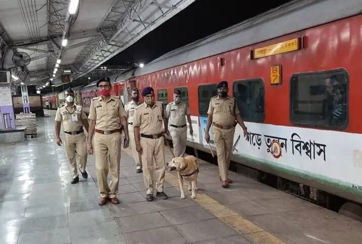 ਰੇਲ 'ਚ ਗੈਸ ਅਟੈਕ ਤੇ ਯਾਤਰੀਆਂ 'ਤੇ ਹਮਲੇ ਕਰ ਸਕਦੇ ਅੱਤਵਾਦੀ, ਅਲਰਟ ਜਾਰੀ mumbai-terrorists-can-do-gas-attack-in-train-and-attack-on-passengers ਰੇਲ 'ਚ ਗੈਸ ਅਟੈਕ ਤੇ ਯਾਤਰੀਆਂ 'ਤੇ ਹਮਲੇ ਕਰ ਸਕਦੇ ਅੱਤਵਾਦੀ, ਅਲਰਟ ਜਾਰੀ