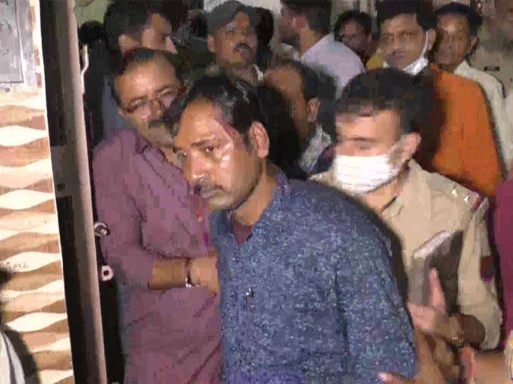 scuffle broke out between locals and a team of West Bengal Police in Aligarh ANN BJP नेता को पकड़ने Aligarh पहुंची बंगाल पुलिस के साथ मारपीट, CM ममता के सिर पर रखा था 11 लाख का इनाम