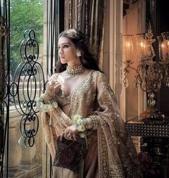 Kriti Sanon Photos: యువరాణి గెటప్ లో ప్రభాస్ హీరోయిన్.. మనసులను దోచేస్తోంది.. 