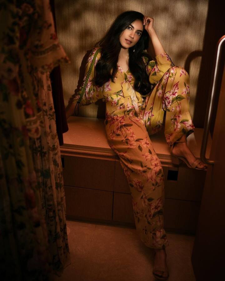 அவள் உலக அழகியே... நெஞ்சில் விழுந்த அருவியே அந்த நீள வெளியிலே... நெஞ்சம் நீந்த துடித்ததே