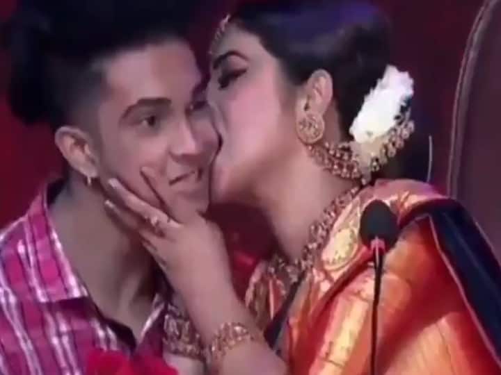 actress poorna kissed and bites contesant cheek video goes viral on social media டான்ஸ் நிகழ்ச்சியில் இளைஞரின் கன்னத்தை கடித்த நடிகை பூர்ணா - வைரலாகும் வீடியோ!