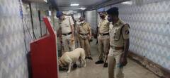 PHOTO : दहशतवादी हल्ल्याच्या पार्श्वभूमीवर मुंबई पोलीस सतर्क; Mumbai Local च्या सुरक्षेत वाढ