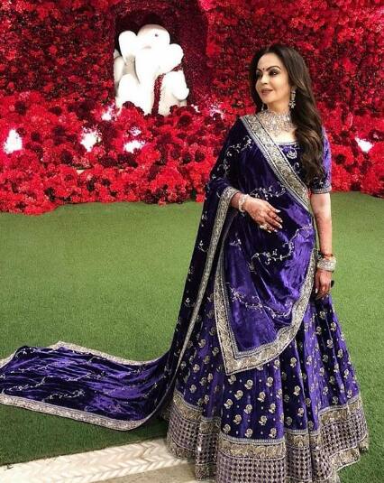 नीता अंबानी का Indigo कलर में वेलवेट लंहगा सबके दिल को चुरा लेता है. इस लहंगे को मशहूर फैशन डिजायनर सब्यसांची ने डिजाइन किया है, जिस पर जरदोजी के साथ सिल्वर सितारो से काम का बारीक काम है.