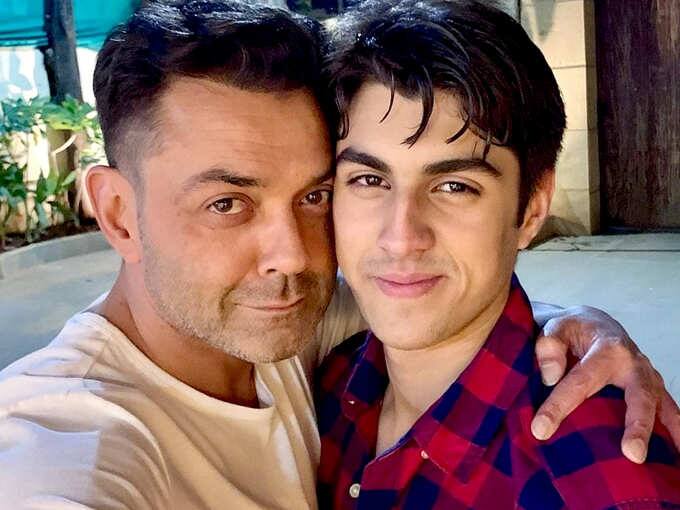 सोशल मीडिया पर बॉबी देओल के फैन्स आर्यमान की हैंडसमनेस देखकर आहें भरते नहीं थकते हैं. उनके बेहतरीन लुक्स देखकर हर कोई यही कहता है कि फिल्मों में जगह बनानी चाहिए. पिछले दिनों जब आर्यमान की उनके जन्मदिन पर एक तस्वीर बॉबी ने पोस्ट की थी तो फैन्स ने बेटे के लुक्स की तुलना उनके दादा धर्मेंद्र से कर दी थी. फैन्स का कहना था कि जवानी में धर्मेंद्र भी आर्यमान जैसे ही दिखते थे.