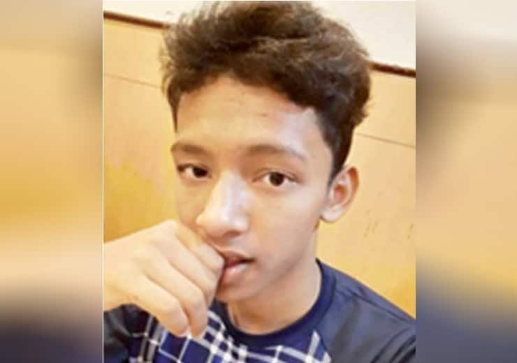 teenage boy commits suicide in gun shot பட்டப்பகலில் பஸ் ஸ்டாப்பில் துப்பாக்கியால் சுட்டு தற்கொலை செய்த 17 வயது மாணவர்!