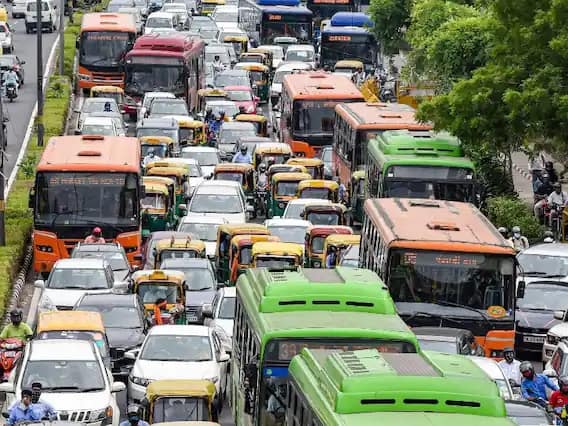 Those who play loud music in the car in Delhi will be challaned, the traffic police made this plan Challan for Noise Pollution: अब गाड़ी में तेज आवाज में साउंड बजाने वालों की नहीं होगी खैर!  भरना पड़ सकता है भारी जुर्माना