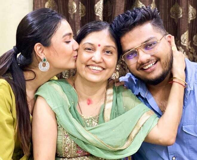 दिव्‍या अग्रवाल का जन्म 4 दिसंबर 1992 को हुआ था. दिव्‍या के पिता का नाम संजय और मां का रोजी अग्रवाल है. दिव्या का एक छोटा भाई प्रिंस भी हैं. अपने परिवार के साथ दिव्‍या अक्सर अपने इंस्टाग्राम पर तस्वीरें शेयर करती रहती हैं.