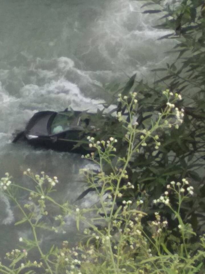 ਮੰਡੀ-ਮਨਾਲੀ ਨੈਸ਼ਨਲ ਹਾਈਵੇਅ -21 'ਤੇ, ਭੀਮੂ ਢਾਬੇ ਦੇ ਨੇੜੇ, ਨਗਰ ਨਿਗਮ ਦੀ ਡੰਪਿੰਗ ਸਾਈਟ ਦੇ ਨੇੜੇ, ਕਾਲੇ ਰੰਗ ਦੇ ਹਰਿਆਣਾ ਨੰਬਰ ਦੀ ਕਾਰ ਬਿਆਸ ਨਦੀ ਵਿੱਚ ਜਾ ਡਿੱਗੀ ਹੈ।