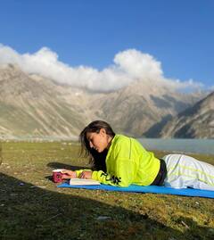 मालदीव के बाद कश्मीर पहुंची Sara Ali Khan, शेषनाग झील पर दोस्तों के साथ कैम्पिंग के लिए मजे, देखिए तस्वीरें