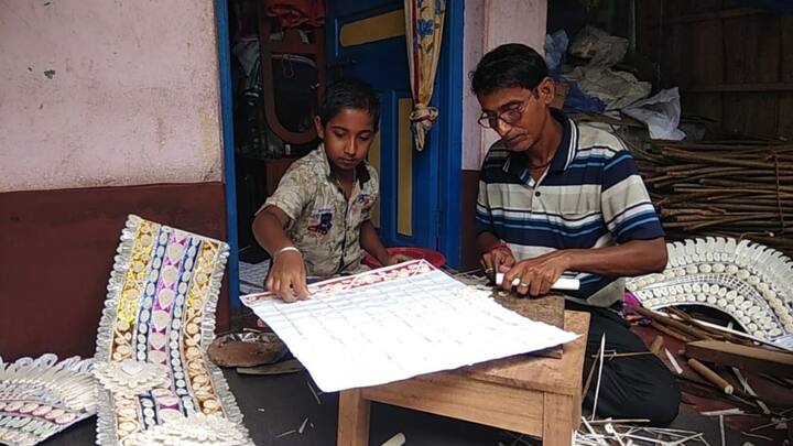 হুগলির সিঙ্গুরের বারুইপাড়া -পলতাগড় পঞ্চায়েত এলাকায় চার পুরুষের বেশি বাস শোলা শিল্পীদের। পুজোর মুখে এবারও ব্যস্ততা তাঁদের।