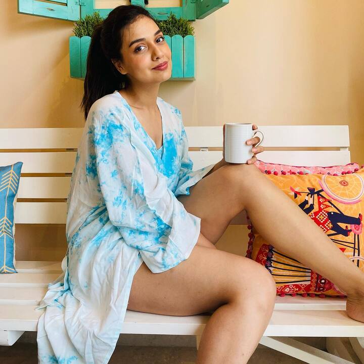 दिव्या अगरवालने या आधीही अनेक रियालिटी शोमध्ये भाग घेतला आहे. ती सोशल मीडियावर अॅक्टिव्ह असून तिचे फॅन फॉलोवर्सची संख्या मोठी आहे. (Photo:Divya Agarwal /FB)