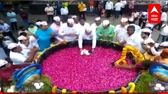 Ganesh Visarjan 2021 : पुण्यातील हत्ती गणपतीचं मयूररथात विसर्जन, गणपतीमागे नव्हे, विसर्जनासाठी भव्यदिव्य देखावा!