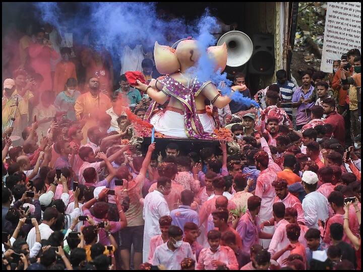 अधिकारियों ने बताया कि विसर्जन के दौरान अभी तक कहीं से किसी अप्रिय घटना की सूचना नहीं है.