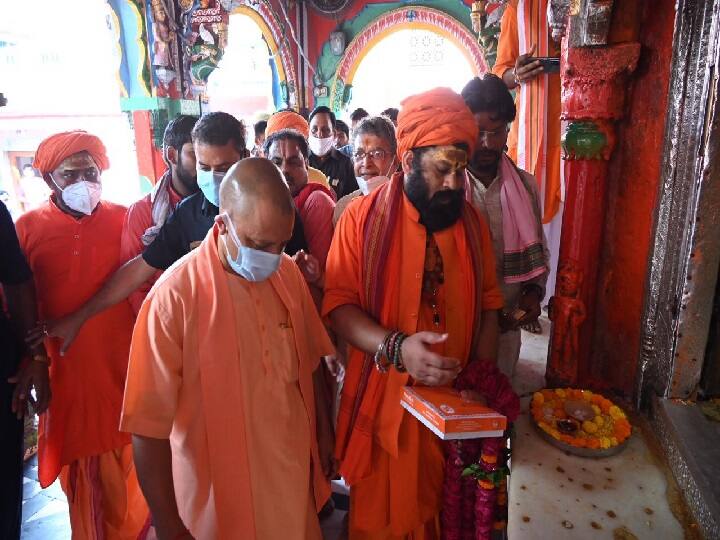 Ayodhya After Hanumangarhi CM Yogi Adityanath visited Ramlala temple Mahant Raju Das told inside story ann  Yogi Adityanath in Ayodhya: हनुमानगढ़ी के बाद सीएम योगी ने किए रामलला के दर्शन, महंत राजू दास ने बताई Inside Story