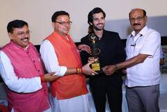 Dehradun Film Festival:अभिनेता आदित्य सील को CM Dhami ने दिया 'मोस्ट प्रॉमिसिंग एक्टर' का अवॉर्ड