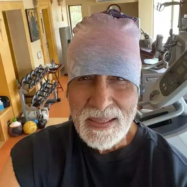 फिटनेस के मामले में सदी के महानायक अमिताभ बच्चन भी किसी से कम नहीं हैं. उन्होंने घर में ही छोटा सा जिम सेटअप कर रखा है.