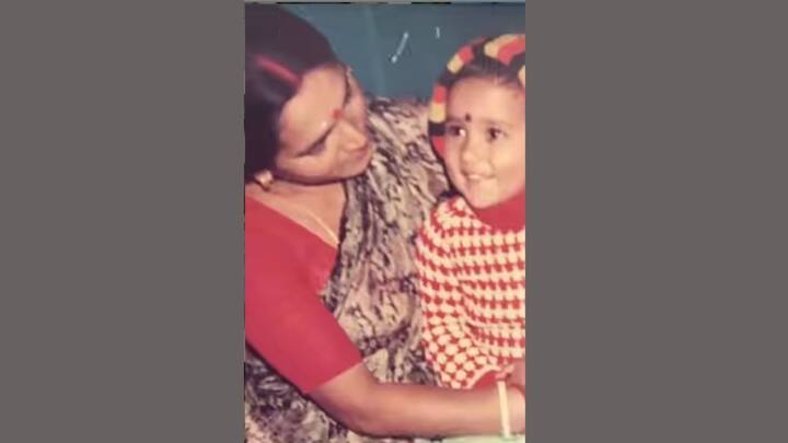 পরবর্তীকালে আশুতোষ কলেজ থেকে কলা বিভাগে স্নাতক হন অভিনেত্রী।