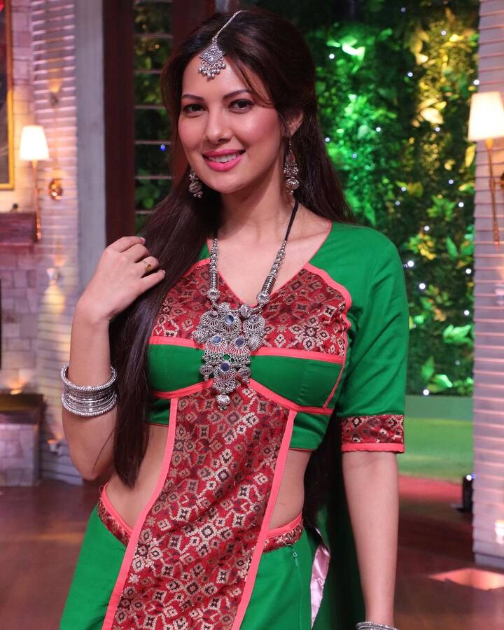 रोशेल राव शो में ‘लॉटरी’ के किरदार में नजर आ रही हैं और जब भी ये स्टेज पर आती हैं तो हर किसी को खूब भाती हैं. इनकी उटपटांग हिंदी हर किसी को हंसने पर मजबूर कर देती है. (फोटो – सोशल मीडिया)