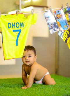 In Pics : धोनीचा नाद खुळा फॅन... बाळाच्या सातव्या महिन्याचं भन्नाट सेलिब्रेशन, फोटो व्हायरल