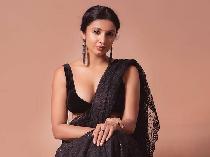 బిగ్ బాస్ బ్యూటీ తేజస్వీ సోషల్ మీడియాలో ఎప్పుడూ యాక్టీవ్‌గా ఉంటుంది. అప్పుడప్పుడు అందాలు ఆరబోస్తూ కనువిందు చేస్తుంది. తాజాగా.. ఆమె నల్ల చీరలో ఎంతో పద్ధతిగా తన సొగసులను చూపిస్తూ ఫాలోవర్లను ఆకట్టుకుంది. ఇదే నా పోస్‌పోర్ట్ ఫొటో అంటూ.. ఆమె పోస్ట్ చేసిన ఈ ఫొటోలు చూసి అంతా నోరెళ్లబెడుతున్నారు. ఆ చిత్రాలను మీరూ చూసేయండి మరి. - Image Credit: Tejaswi Madivada