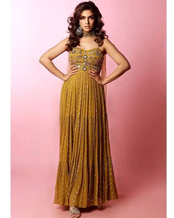 ਇਸ ਅਨਾਰਕਲੀ ਸੂਟ 'ਚ ਦਿਵਿਆ ਬੇਹੱਦ ਹਸੀਨ ਲੱਗ ਰਹੀ ਸੀ। ਦਿਵਿਆ ਦੇ ਸਟਾਇਲ ਨੇ ਹਰ ਇਕ ਦਾ ਦਿਲ ਜਿੱਤਿਆ।