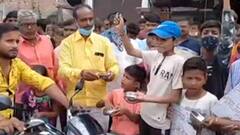 Firozabad: विरोध प्रदर्शन का अनोखा तरीका, लोगों ने कटोरा लेकर सड़कों पर मांगी भीख। Hindi news