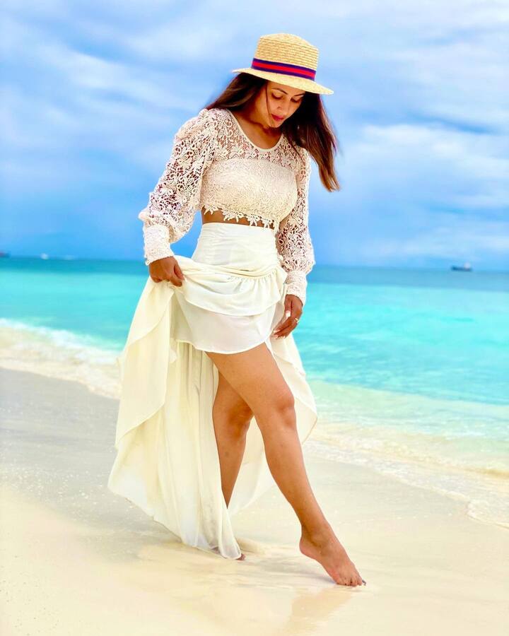 हिना खान इस ड्रेस में काफी खूबसूरत लुक में नजर आ रही हैं.