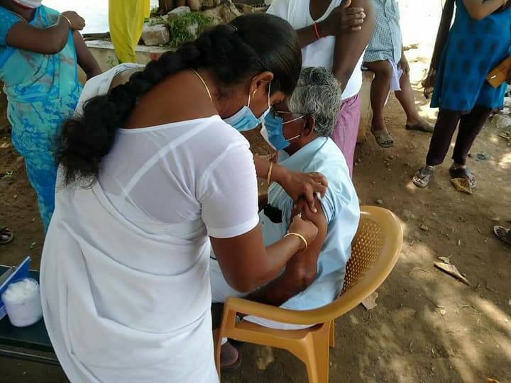 Karur today aims to be ready to put one lakh vaccines through 624 vaccination camps ஒரு நாளில் ஒரு லட்சம் தடுப்பூசி.. கரூர் மாவட்ட நிர்வாகம் இலக்கு..!