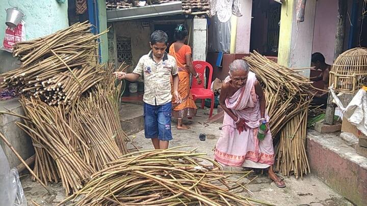 এই পরিস্থিতিতে সরকারি সাহায্যের প্রত্যাশায় শিল্পীরা। রথীন মালাকার আরও বলেন, 'সরকার যদি কম সুদে ঋণের ব্যবস্থা করত ভাল হত।
