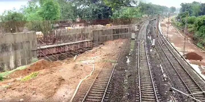 Kharagpur BJP MLA Hiran Chatterjee expresses dissatisfaction over railways work of foot overbridge Kharagpur : খড়গপুর স্টেশনে রেলের কাজের ধরন নিয়ে ক্ষোভপ্রকাশ বিজেপির তারকা বিধায়ক হিরণের