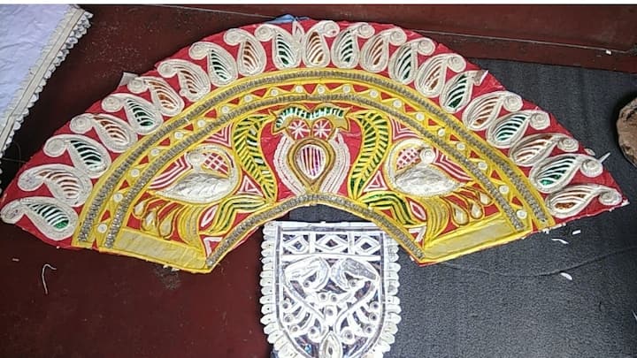 কাঁচামালের মূল্যবৃদ্ধি, জোগানের অভাব, লাভের অংশ কমে যাওয়ায় ইদানীং পেশা থেকে মুখ ফেরাচ্ছে বর্তমান প্রজন্মও।