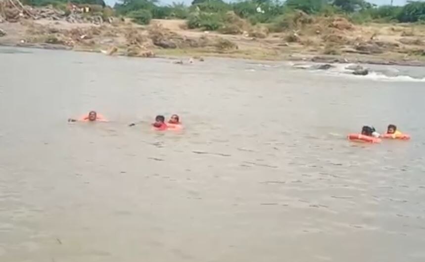Rajkot: 4 youths drowned in Vagudad river, 2 died | Rajkot: વાગુદડ નદીમાં  ન્હાવા પડેલા 4 યુવાનો તણાયા, 2ના મોત