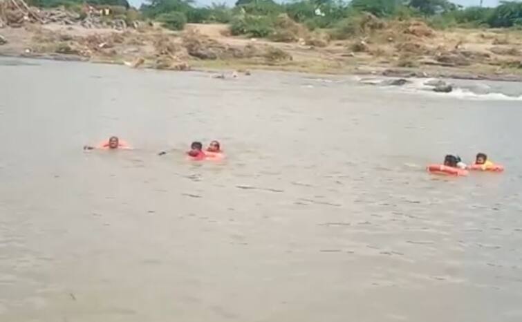 Rajkot: 4 youths drowned in Vagudad river, 2 died Rajkot: વાગુદડ નદીમાં ન્હાવા પડેલા 4 યુવાનો તણાયા, 2ના મોત 