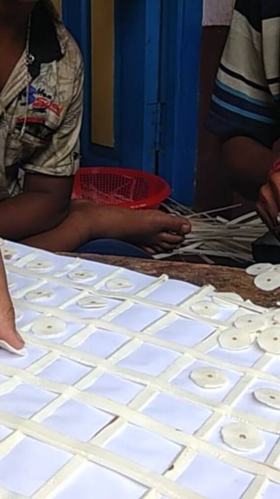 করোনার ধাক্কায় কঠিন সময় সিঙ্গুরের শোলা শিল্পীদের