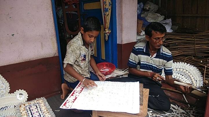 গত বছরের খরা কাটিয়ে করোনা আবহে দুর্গাপুজোয় বাড়তি অর্ডার মিলেছে। কিন্তু তবু মুখের হাসি চওড়া হচ্ছে না তাঁদের। কারণ, করোনা আবহে কাঁচামালের অভাবের পাশাপাশি আগুন দাম। ফেরাতে হচ্ছে অর্ডার।