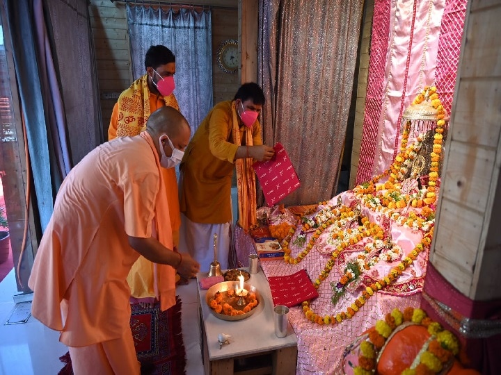Yogi Adityanath in Ayodhya: हनुमानगढ़ी के बाद सीएम योगी ने किए रामलला के दर्शन, महंत राजू दास ने बताई Inside Story