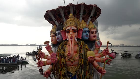 Khairatabad Ganesh Photos: ఖైరతాబాద్ గణపతి శోభాయాత్ర, నిమజ్జనం ఫోటోలు.. ఇదే చివరిసారి చూడండి!