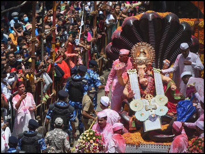 मुंबई में गणेश उत्सव के अंतिम दिन रविवार दोपहर तक शहर में अलग-अलग जगहों पर गणपति और गौरी की 2,185 प्रतिमाओं का विसर्जन किया गया. स्थानीय निकाय के एक अधिकारी ने बताया कि कोरोना की वजह से इसबार लगातार दूसरे साल बेहद कड़ी पाबंदियों के साथ गणेश उत्सव मनाया गया.