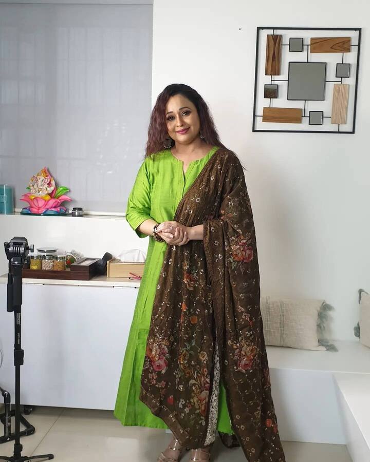 सोनालिका जोशी सोशल मीडिया पर भी काफी एक्टिव हैं और अक्सर शो से इतर अपनी स्टाइलिश तस्वीरें वो इंस्टाग्राम पर शेयर करती रहती हैं और इन तस्वीरों में दिखता है माधवी का अनदेखा अंदाज. (फोटो – सोशल मीडिया)