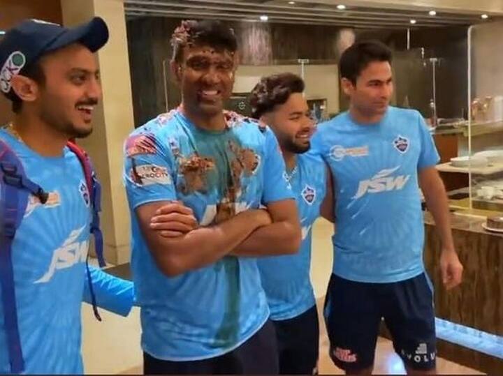 IPL 2021: ravichandran ashwin birthday celebration by DC team, franchise shares video IPL 2021: दिल्‍ली कैपिटल्‍स ने शानदार तरीके से मनाया अश्विन का जन्‍मदिन, फ्रेंचाइजी ने पोस्ट किया वीडियो