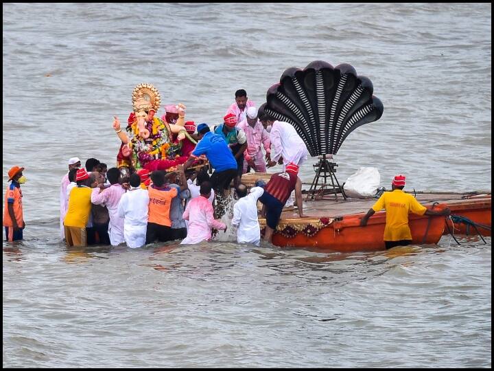 सामान्य वर्षों में गणेश उत्सव के दौरान मुंबई में गणपति पंडालों में भारी भीड़, दर्शन के लिए श्रद्धालुओं की लंबी-लंबी कतारें नजर आती थीं, लेकिन पिछले दो वर्षों से उत्सव कुछ फीका सा है. इस साल गणेश उत्सव 10 सितंबर से शुरू हुआ था.
