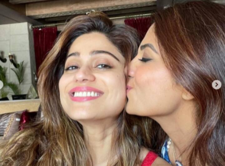 Shilpa Shetty welcomes Shamita Shetty back after Bigg Boss OTT with a kiss BIgg Boss OTT की सेकेंड रनर अप बनकर लौटीं Shamita Shetty, Shilpa Shetty ने घर वापसी पर कही ये बात
