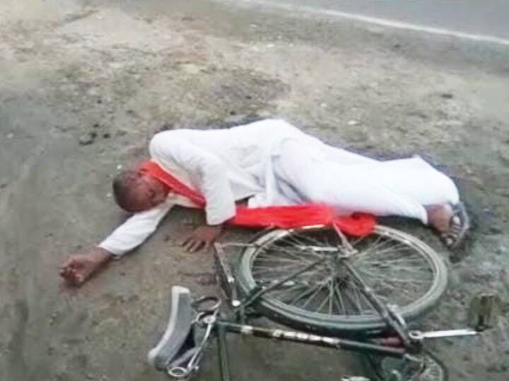 Sarpanch husband in full tight after drinking alcohol slept on the road in motihari ann बिहारः शराब पीने के बाद सरपंच का पति ‘फुल टाइट’, ज्यादा चढ़ गई तो सड़क पर साइकिल लगाकर सो गया