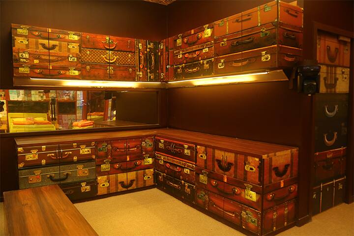 बिग बॉस मराठीतील प्रत्येक बिग बॉस प्रमाणे, मनोरंजन क्षेत्रातील 15 सेलिब्रिटी 100 दिवसांपेक्षा जास्त काळ बिग बॉसच्या घरात बंद राहतील. शोचा प्रीमियर 19 सप्टेंबर रोजी संध्याकाळी 7 वाजता कलर्स मराठीवर आला होता.