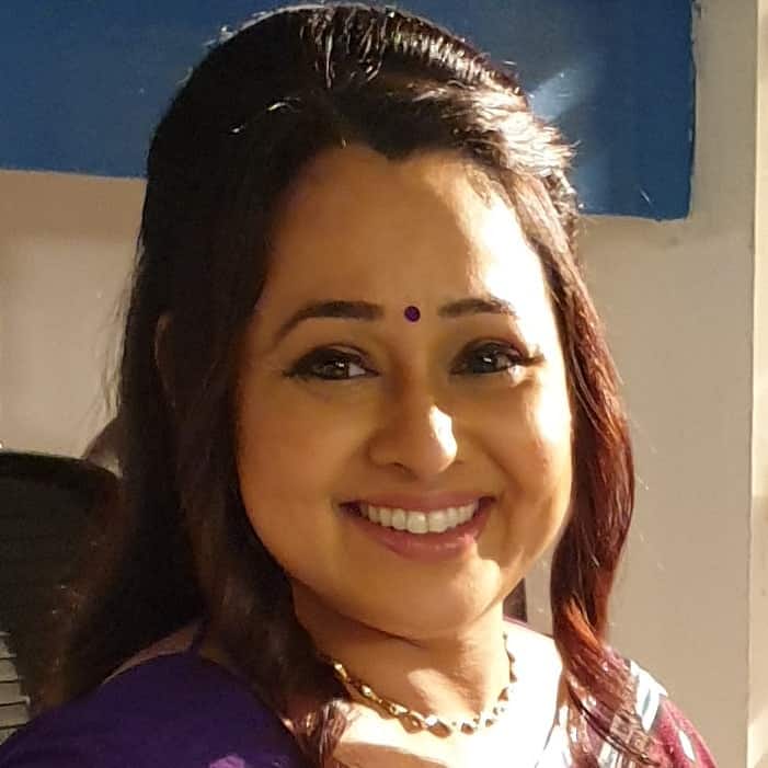 शो में माधवी अचार पापड़ का छोटा सा बिजनेस चलाती हैं और अपनी जिंदगी में काफी संतुष्ट भी हैं. लेकिन असल जिंदगी में सोनालिका जोशी काफी बड़े बिजनेस को संभालती हैं. (फोटो – सोशल मीडिया)