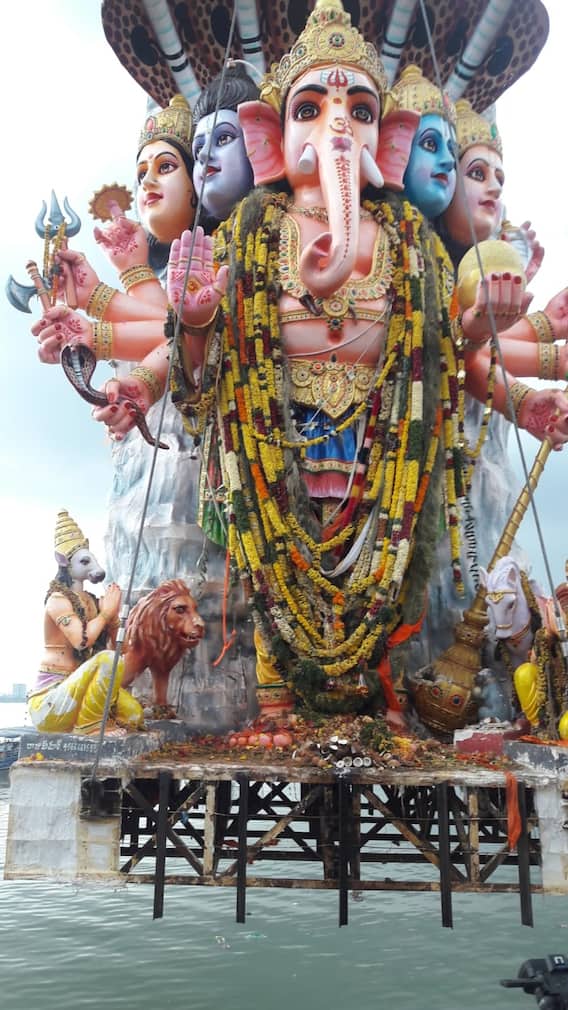 Khairatabad Ganesh Photos: ఖైరతాబాద్ గణపతి శోభాయాత్ర, నిమజ్జనం ఫోటోలు.. ఇదే చివరిసారి చూడండి!