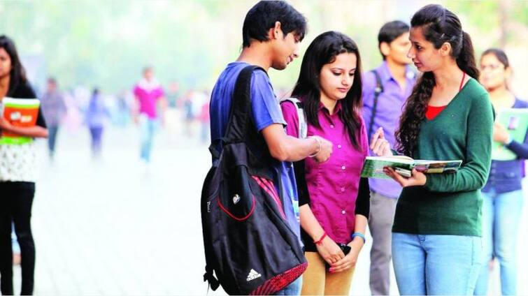 Delhi University to take admissions in UG courses from new year with this new 50-50 formula know details Delhi University Admissions: दिल्ली यूनिवर्सिटी अगले साल से अंडग्रेजुएड कोर्सेस में एडमिशन के लिए अपना सकती है नया 50-50 फॉर्मूला, जानें डिटेल्स