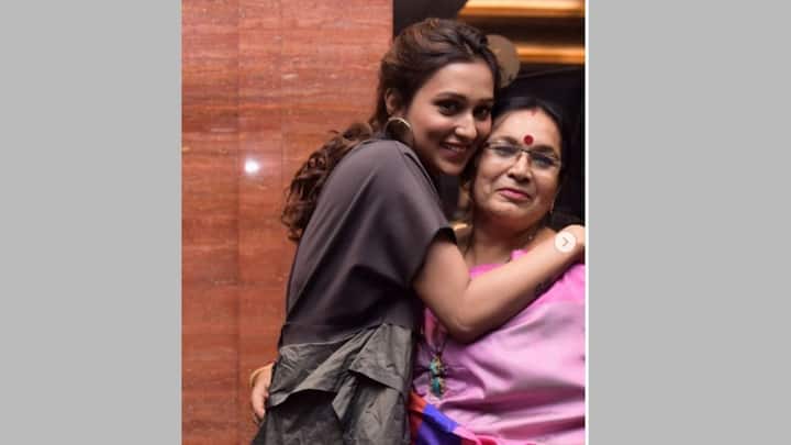 কাজের ফাঁকে সুযোগ পেলেই মা-বাবার কাছে চলে যান মিমি চক্রবর্তী।