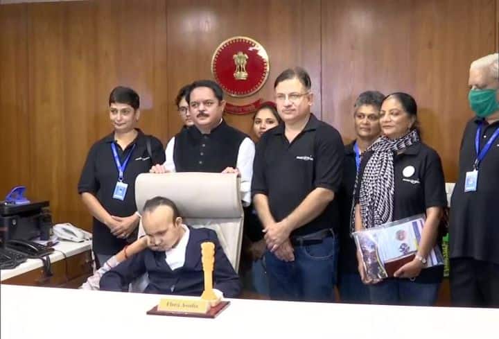 Gujarat: 11-Yr-Old Girl, Battling Brain Tumour Made Ahmedabad Collector For A Day Gujarat: 11-Yr-Old Girl, Battling Brain Tumour, Made Ahmedabad Collector For A Day